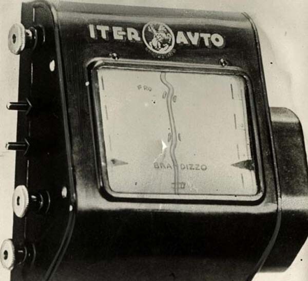 Первый аналоговый GPS навигатор, который прокручивал карту в зависимости от движения автомобиля, 1930