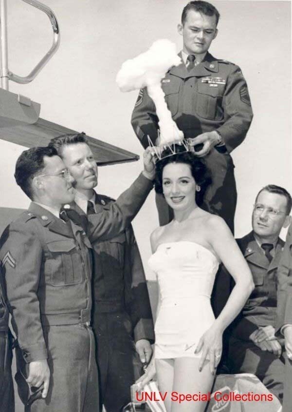 Победительница конкурса красоты "Мисс атомная бомбардировка", 1950