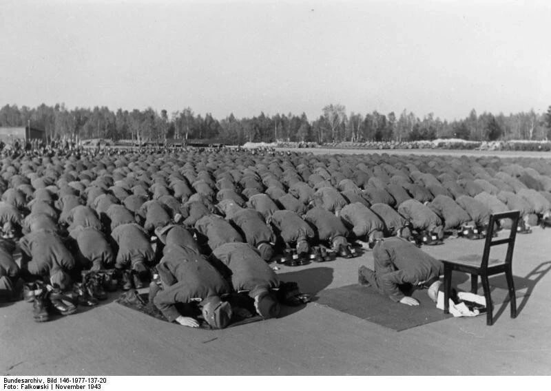 Бойцы мусульманской дивизии СС совершают молитву, ноябрь 1943 года.
