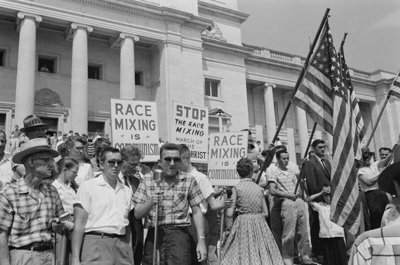 «Расовое смешение — это коммунизм». Митинг в Литл-Рок, США, 1961 год.