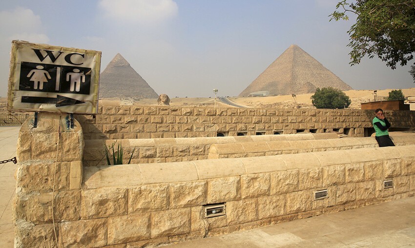 Ныне недоступный туалет возле пирамид, Каир (Египет)