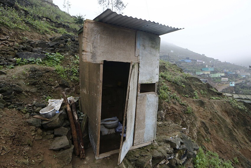 Туалет в частном доме на окраине Лимы (Перу)