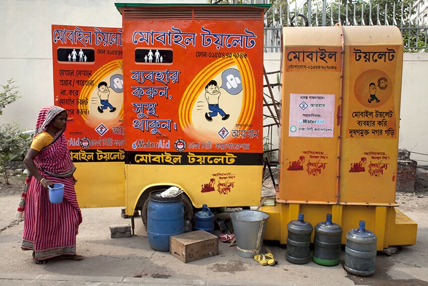 Мобильный туалет в Дхаке (Бангладеш)