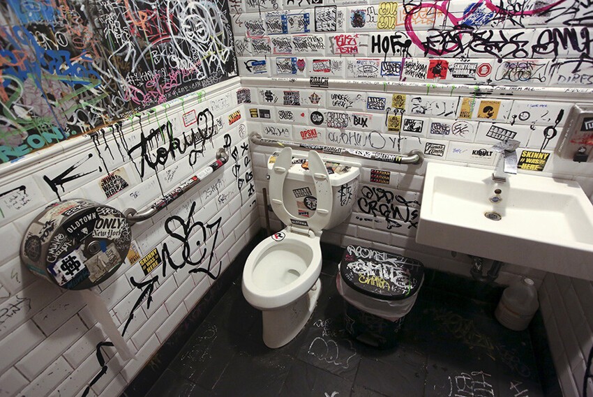 Граффити на стенах санузла в ресторане Бруклина (Нью-Йорк, США)