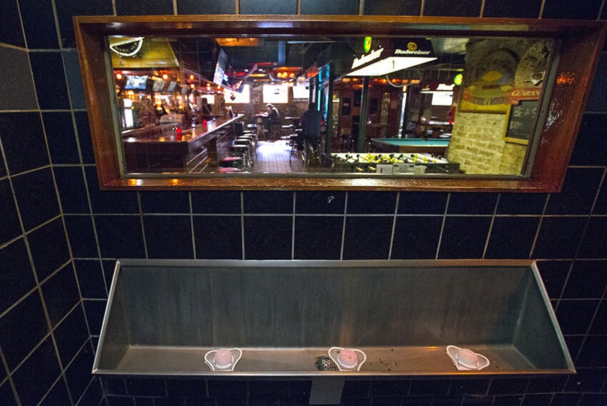 Туалет в Streeter's Tavern, Чикаго (штат Иллинойс)