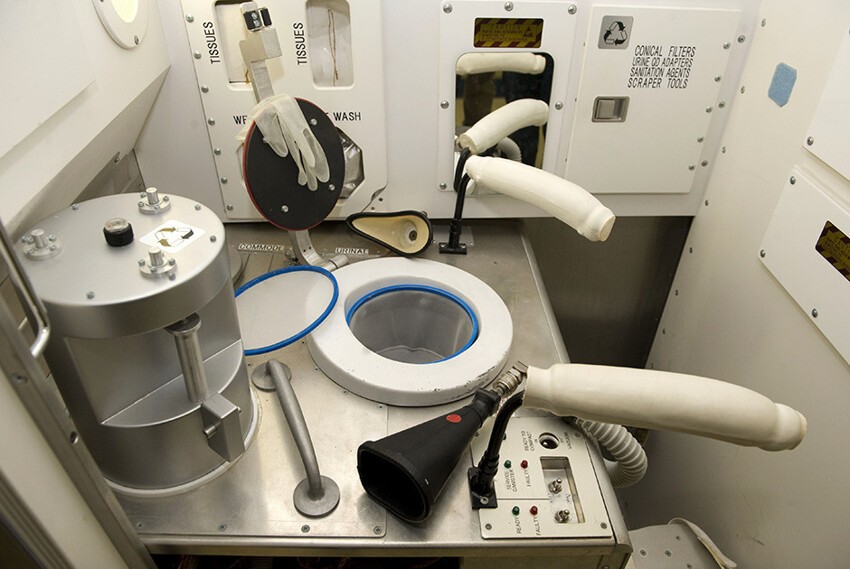 Космический туалет в имитации жилого модуля Международной космической станции, находится в Музее инженерных инноваций