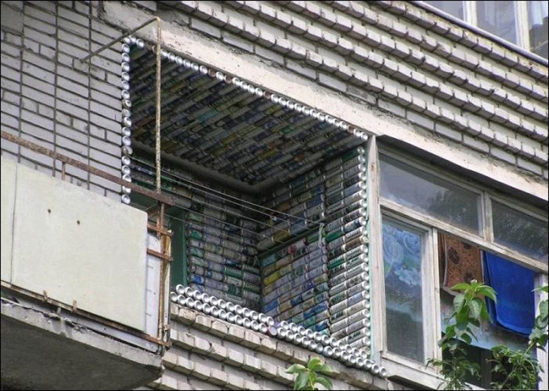 Жаль расставаться с коллекцией пивных банок, которые любовно копил с лихих 90-х? Удиви соседей — декорируй балкон!