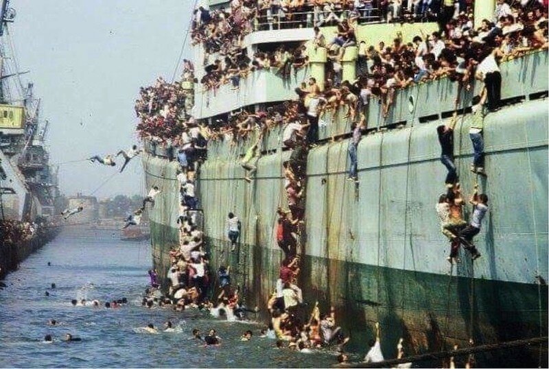 Беженцы из Албании пытаются попасть в Италию. Март 1991 года.