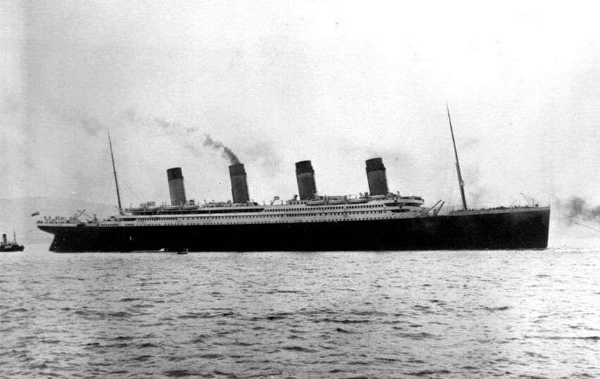 «Титаник» выходит из Саутгемптона в свой первый и последний рейс 10 апреля 1912 года.