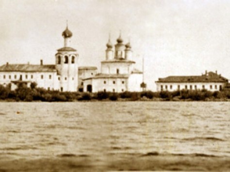 В 30-е годы большевиками монастырь был разрушен. Долгие годы Успенская церковь одиноко и печально стояла посреди острова.