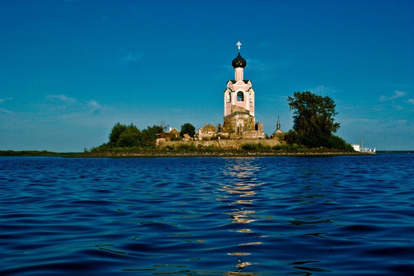 Спасо-Каменный монастырь на Кубенском озере