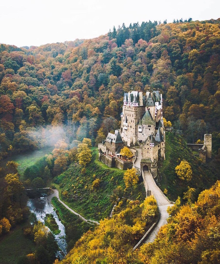 1. Замок Эльц — сохранившийся до нашего времени замок XII века в Германии.