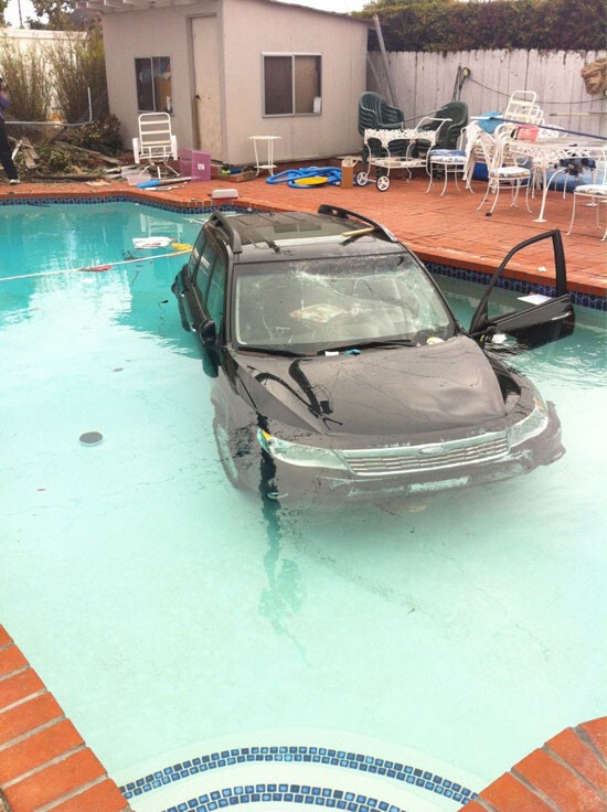 4. Потопил машину в бассейне 