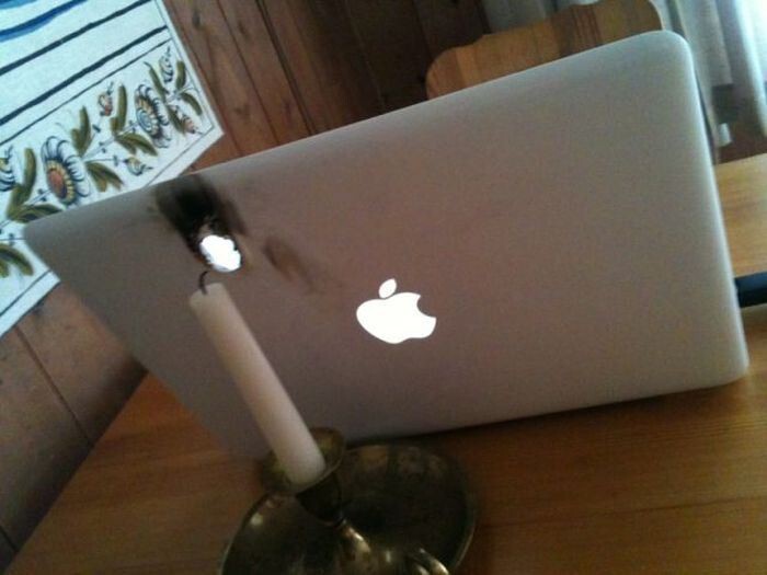 2. А он поставил MacBook близко к свече