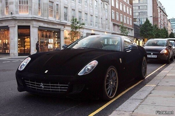 Бархатный Ferrari на улицах Лондона