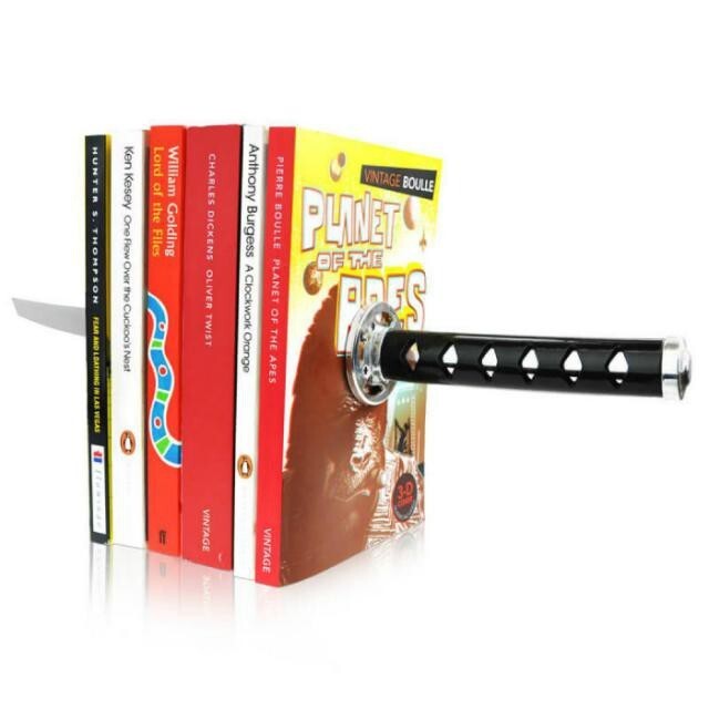 7. Замечательный магнитный держатель для книг в виде самурайского меча.