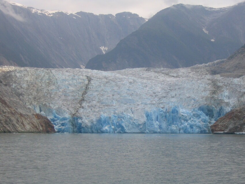 Ледник сползает  в море