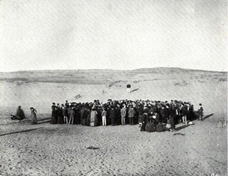 11 апреля 1909 года. Около ста человек бросают жребий, что бы поровну разделить 12 акров купленных песчаных дюн . Потом это станет Тель-Авивом.