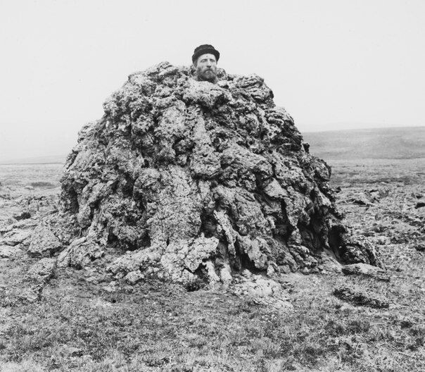 Мужчина стоит внутри магмы на лавовой равнине. Исландия, 1893 год.