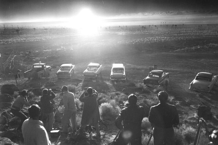 Репортеры наблюдают ядерный взрыв во время операции "Плюмбоб". 24 июня, 1957 год.