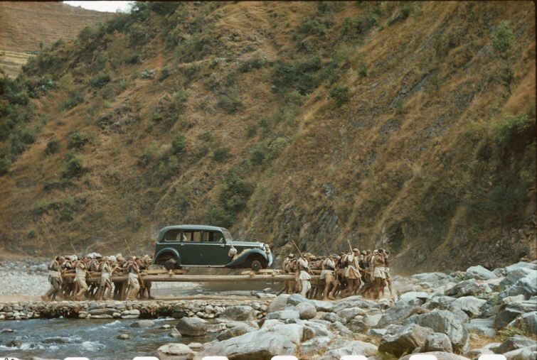 Доставка подаренного Гитлером Mercedes–Benz непальскому королю Трибхувану, 1939 год.