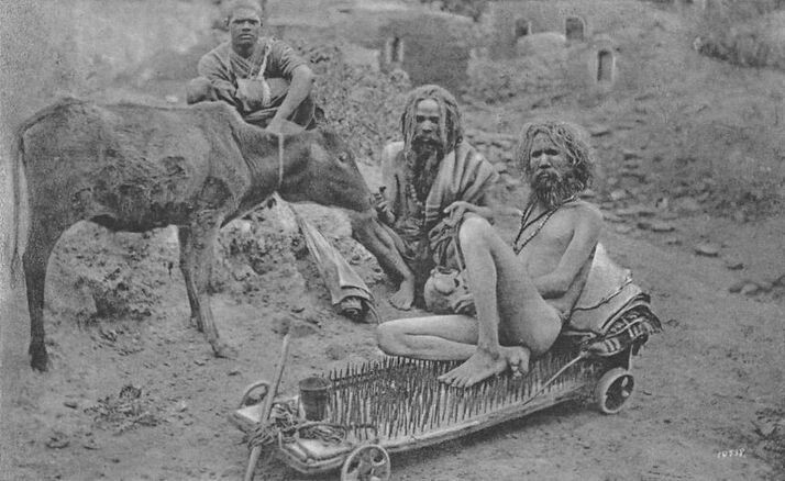 Йог, сидящий на иглах, Индия, конец XIX-начало XX века.