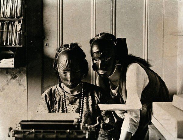 Резиновые маски "для красоты", использовавшиеся для избавления от морщин и возрастных пятен, 1921 год.