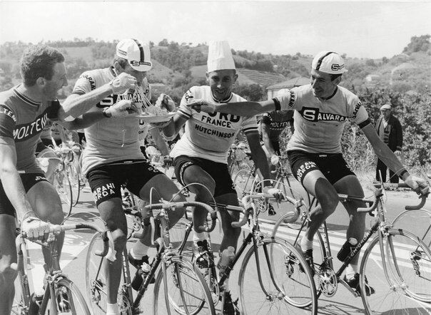Велогонщики перекусывают на ходу спагетти во время прохождения этапа велогонки Джиро д'Италия, 1966 год.