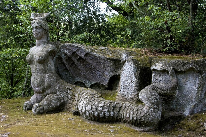 "Сад чудовищ" выглядит действительно пугающе, особенно если учитывать тот факт, что скульптуры спрятаны глубоко в лесу. 