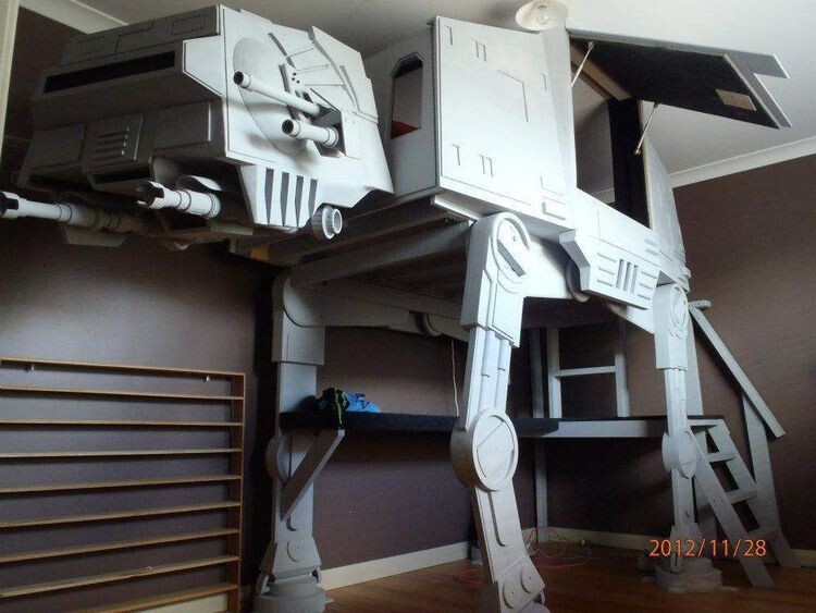 Кровать в форме робота из "Звездных войн"