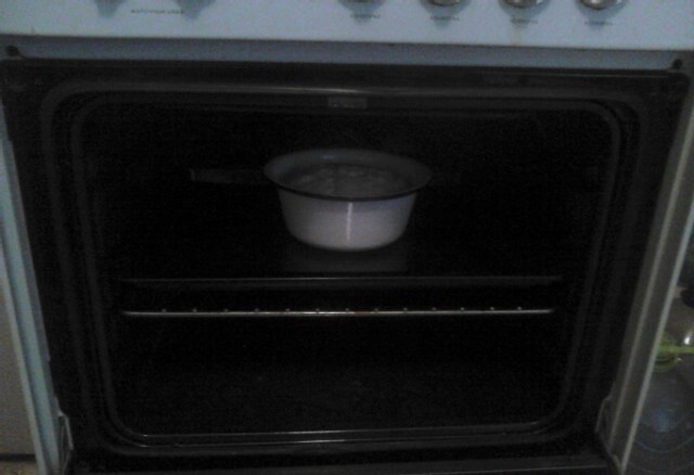 Дальше надо убрать тесто в какое-то теплое место минут на 30-40. Я ставлю в духовку и включаю ее буквально на полминуты, просто чтобы сделать тепленькую атмосферу. 