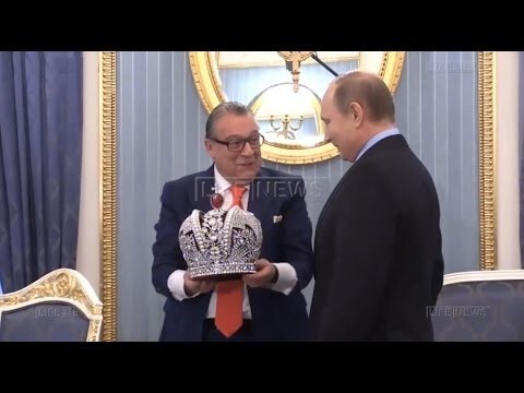 Хазанов подарил Путину корону Российской империи 