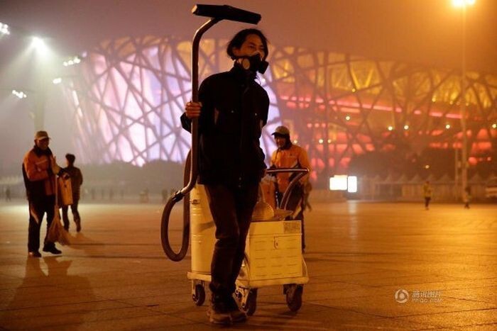 Чтобы привлечь внимание к проблеме экологии китаец создал «кирпич» из смога