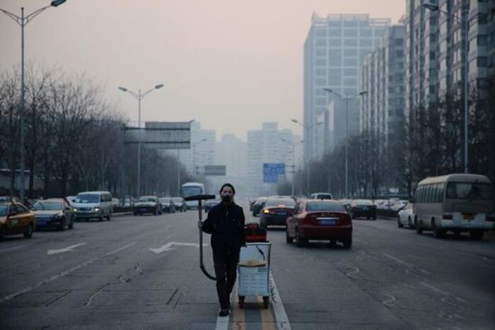 Чтобы привлечь внимание к проблеме экологии китаец создал «кирпич» из смога