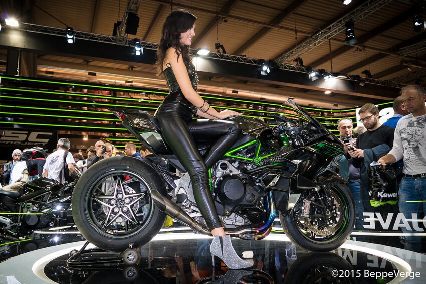 Девушки на Международной выставка мотоциклов EICMA Moto 2015