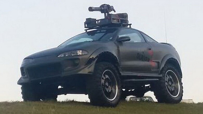 Mitsubishi Eclipse подготовленный для истребления зомби