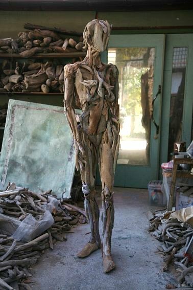 Скульптура женщины из дерева