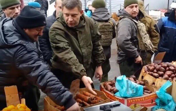 Захарченко проверил точность весов на рынке Донецка с помощью пистолета.