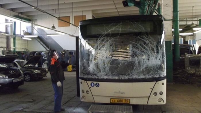 Замена лобового стекла на городском автобусе МАЗ-206