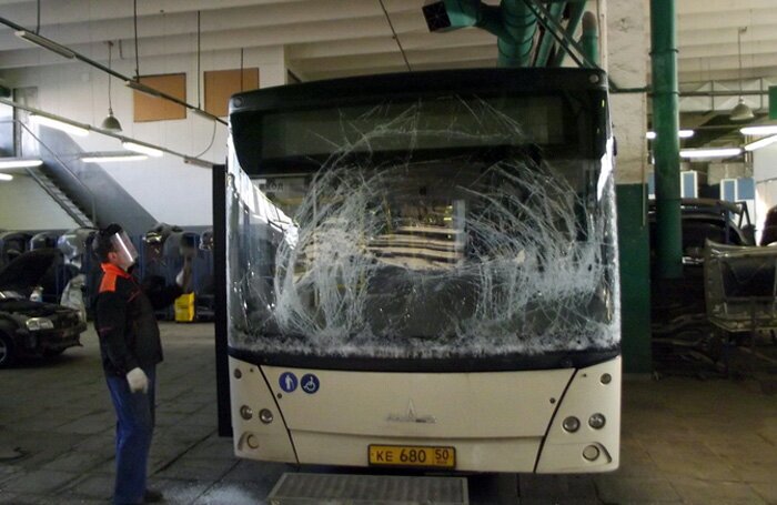 Замена лобового стекла на городском автобусе МАЗ-206