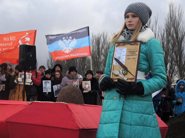 В Амвросиевке ( ДНР) торжественно открыли памятник советскому солдату