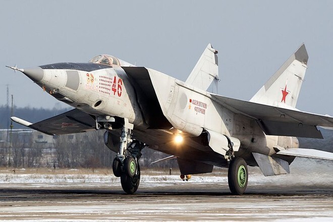 4. МиГ-25                       3916,8 км/ч