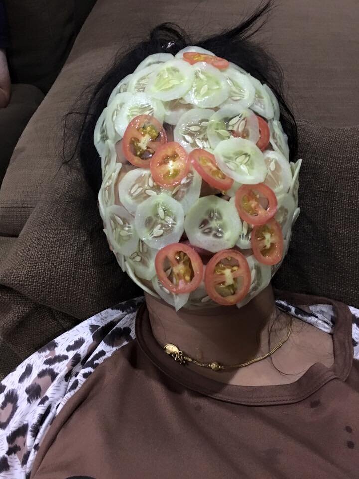 Просто положила салат на лицо