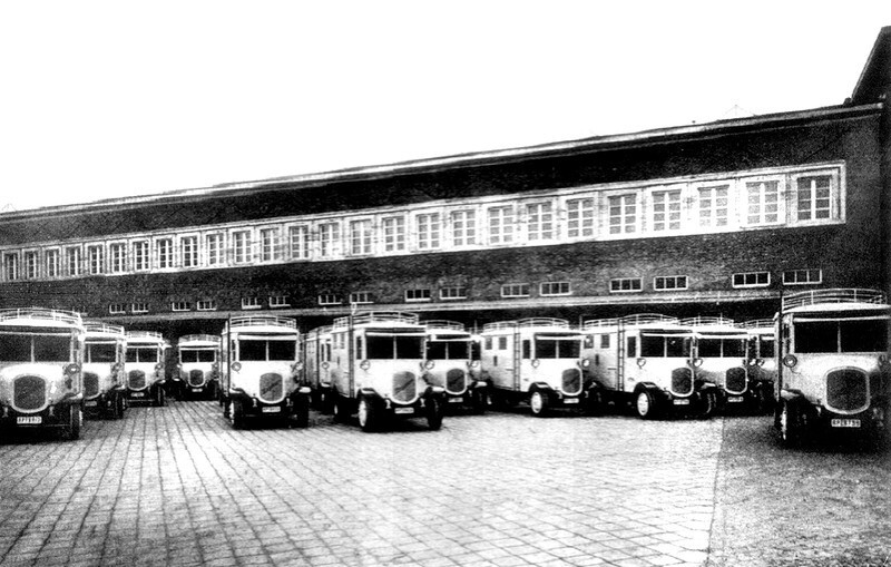 Почтовые фургоны у Главного вокзала:
