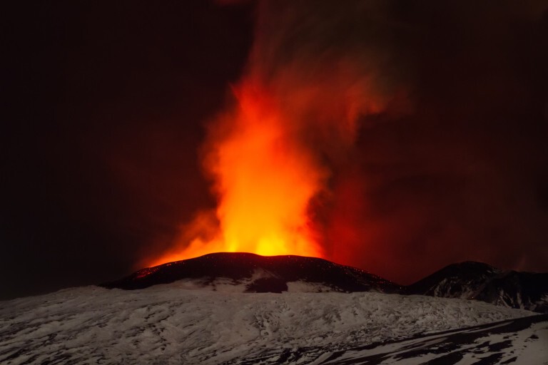 Вулкан Этна выбросил фонтан лавы на километровую высоту