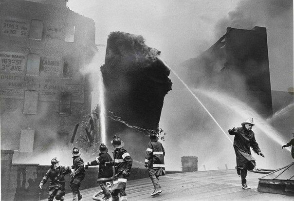 Пожарные убегают от рухнувшей во время пожара стены здания на 137 улице. Нью-Йорк, 18 июля 1962 года.