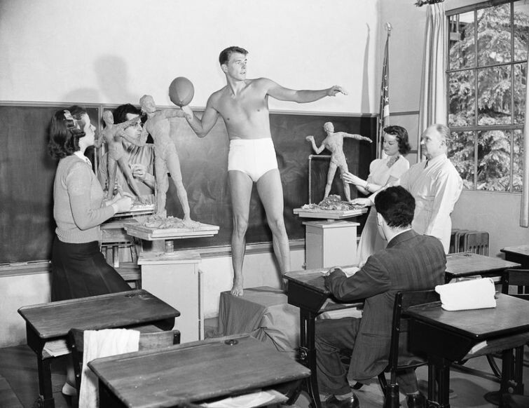 Рональд Рейган, позирующий для класса скульптуры, в Университете Южной Калифорнии. США, 1940 год.