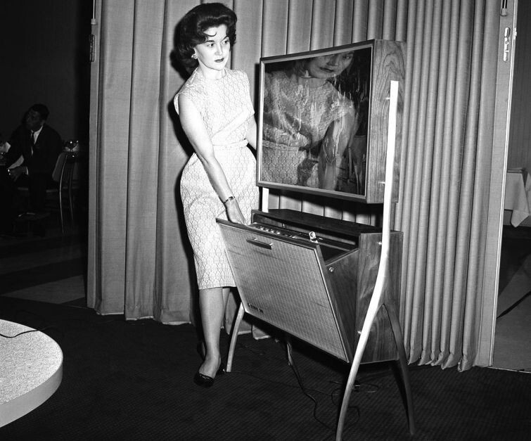 Телевизор с плоским экраном и возможностью записи передач для просмотра в отложенном режиме. США, Чикаго, 1961 год