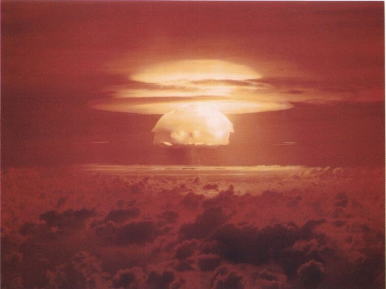 Огненный купол крупнейшего ядерного устройства взорванного в США. Снимок сделан на расстоянии 4000 футов, атолл, Бикини, 1 марта 1954 года