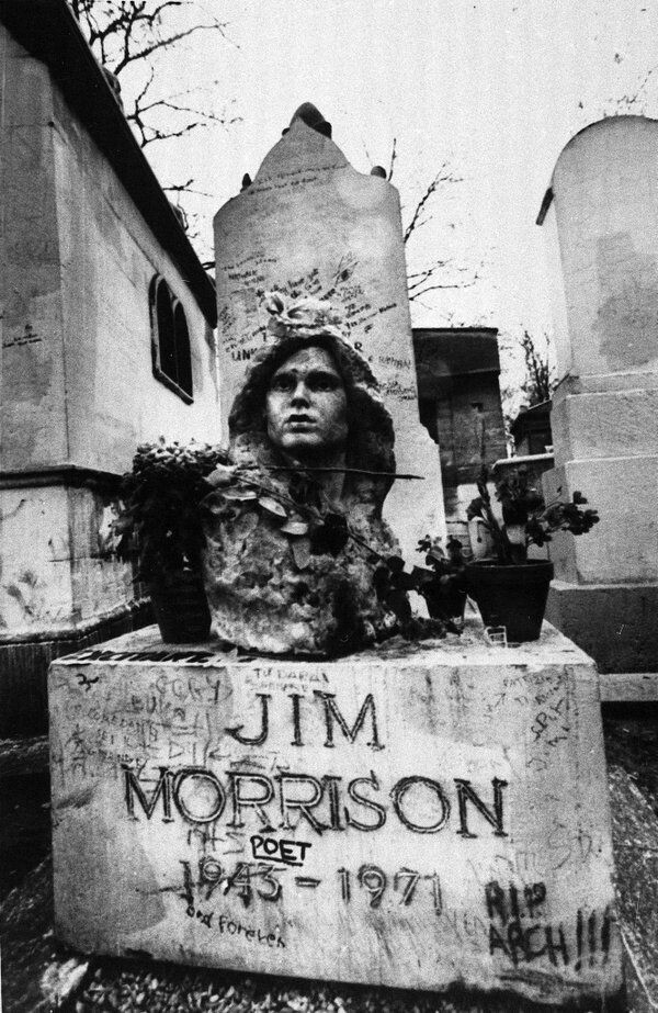 Могила Джима Моррисона на кладбище Пер-Лашез. Париж